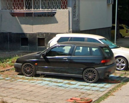 Тенденция? Още антипаркинг скоби се появяват на места за инвалиди в Пловдив