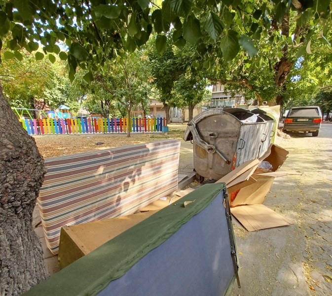 Не изхвърляйте големите си отпадъци в коша! Ето къде ги събира Община Пловдив
