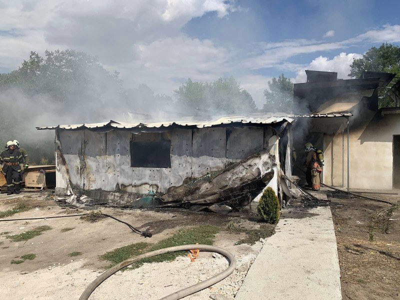 Пожар изпепели част от склад на Овощарския институт в Пловдив