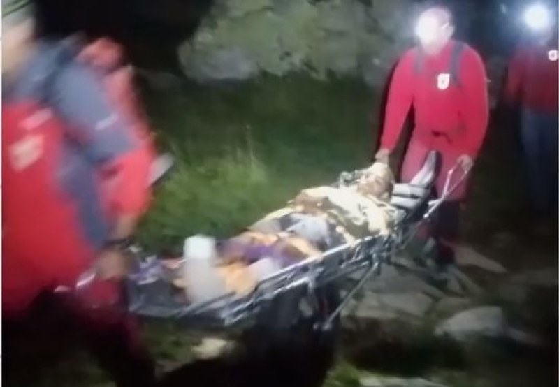 Спасителите на планинската служба е трябвало да свалят човек със счупен