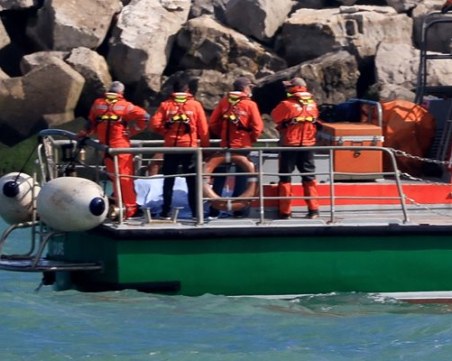 6 жертви и 50 спасени при преобръщане на лодка с мигранти в Ламанша