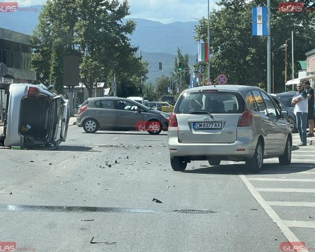 Двама са откарани в болница след тежкия удар на Коматевско шосе между четири коли