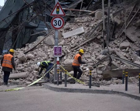 Историческа сграда в Истанбул се срути при реставрация, затрупан е човек