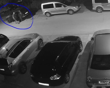 Мъж надра няколко автомобила и избяга, издирват го граждани
