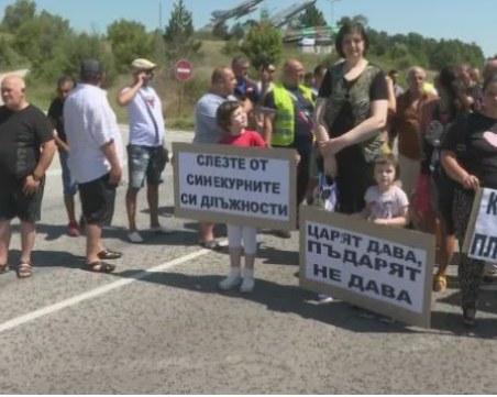 Недоволни жители блокираха пътя София – Варна, образува се  километрично задръстване