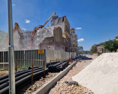 Разрушават новите бордюри на ул. „Даме Груев”, докато бутат бившия Битов комбинат