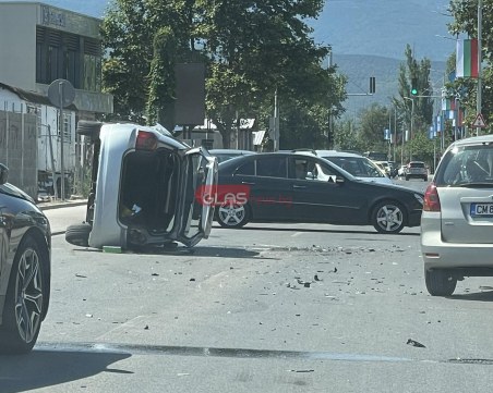 Тежка катастрофа в Пловдив, кола  се обърна