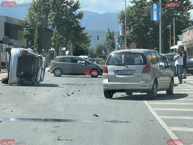 Двама са откарани в болница след тежкия удар на Коматевско шосе между четири коли