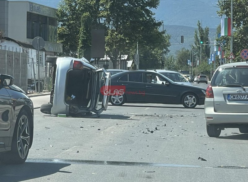 Тежка катастрофа в Пловдив, кола  се обърна