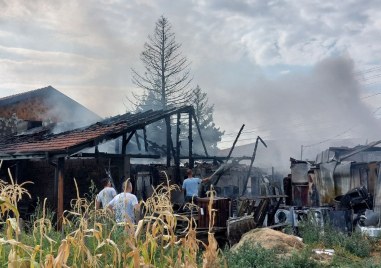Огнеборци спасиха дома на семейство от пловдивското село Рогош съобщиха
