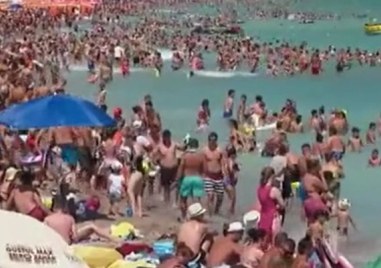 Плажовете по румънското Черноморие са пренаселени За това съобщават местните