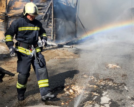 Автомобил се запали в гараж в Коматево, двама мъже са пострадали