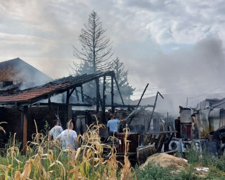 Горя къща в Рогош, 4 екипа огнеборци се бориха с пожара