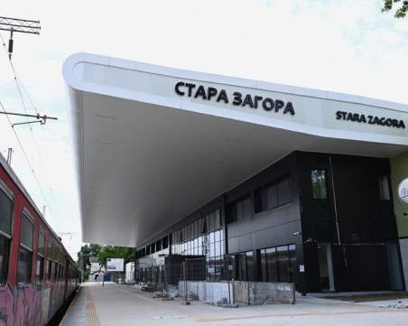 Пътници, сред които и деца, нощували на старозагорската гара защото влакът не ги изчакал