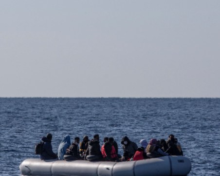 Спасиха 48 мигранти в надуваема лодка край Лесбос