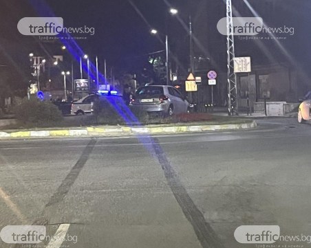 Тежка катастрофа в Пловдив, кола се вряза в градинката на кръговото до Водната палата
