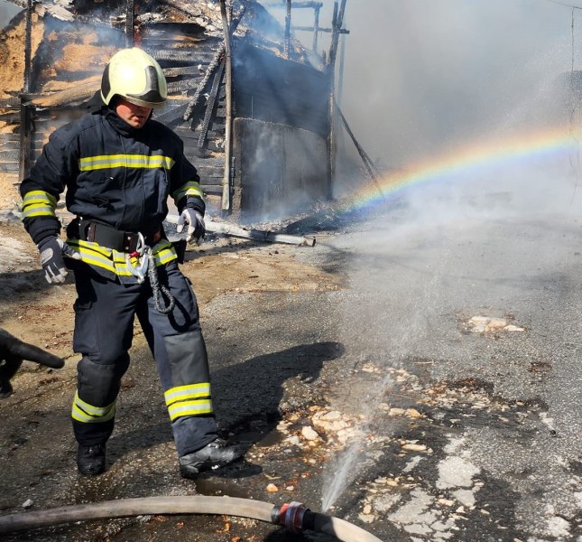 Автомобил се запали в гараж в Коматево, двама мъже са пострадали