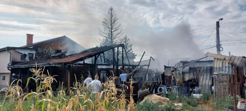 Горя къща в Рогош, 4 екипа огнеборци се бориха с пожара