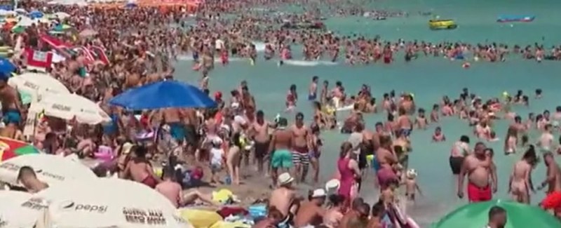 Плажовете по румънското Черноморие са пренаселени. За това съобщават местните