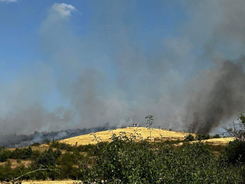 Пожар и в Карловско, пламъците са обхванали голяма площ