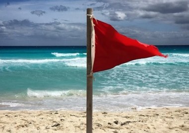 Силен североизточен вятър вдигна червен флаг по Черноморието Този вятър