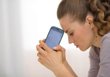 Жените често допускат грешка когато отговарят на съобщенията или обажданията