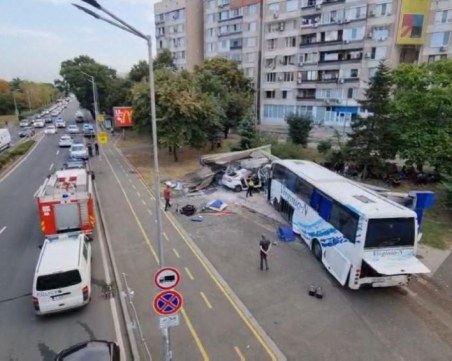 Издигат паметник на убитите от автобус с мигранти полицаи в Бургас