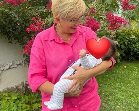 Николина Чакърдъкова стана баба на пето внуче
