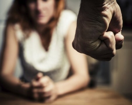 Обвиниха сириец, пребил жена с колан в София