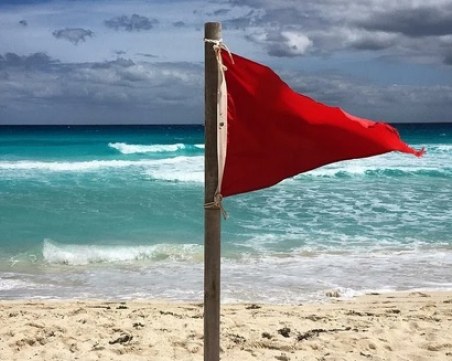 По цялото Черноморие флагът е червен: Очакват се триметрови вълни