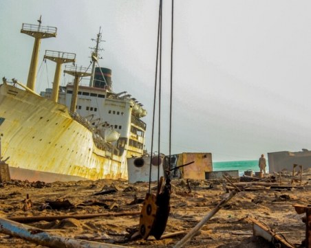 Работник загина при взрив на корабостроителница в Истанбул