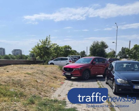 Водач на Мазда заряза возилото си на тротоара пред пловдивски хипермаркет
