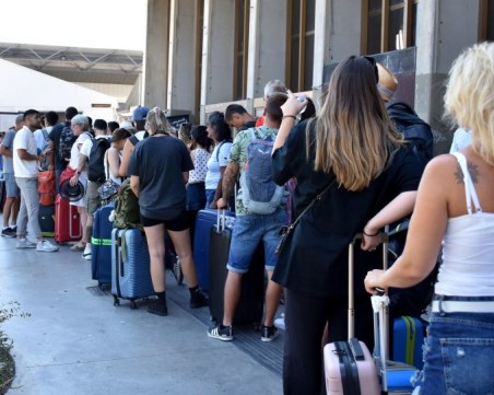 Затвориха летището в Катания заради вулкана Етна