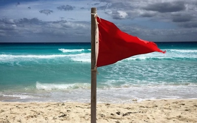 Силен североизточен вятър вдигна червен флаг по Черноморието. Този вятър