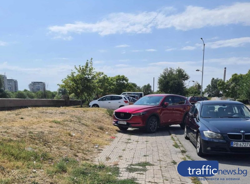 Водач на Мазда заряза возилото си на тротоара пред пловдивски хипермаркет