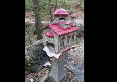 Посегнаха  на декоративен параклис поставен в гора в Сливенско Той