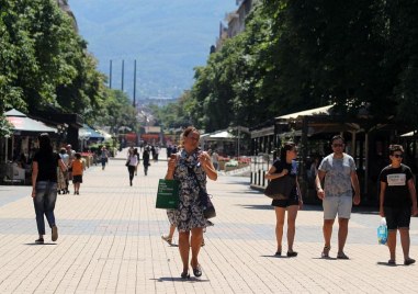 Разходите на българите продължават да растат по бързо от доходите и