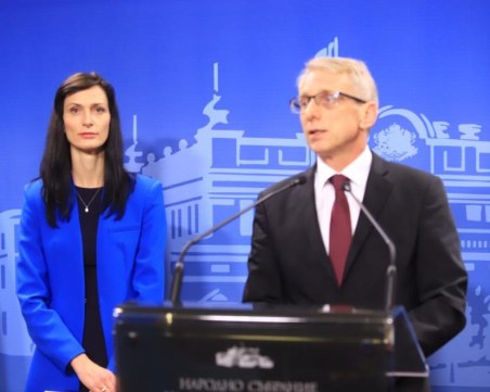 Мария Габриел декларира 1 161 058 лв. спестени в банкови сметки