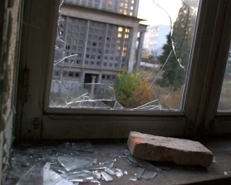 Малолетни влязоха с взлом в училище в Пазарджик, потрошиха прозорци