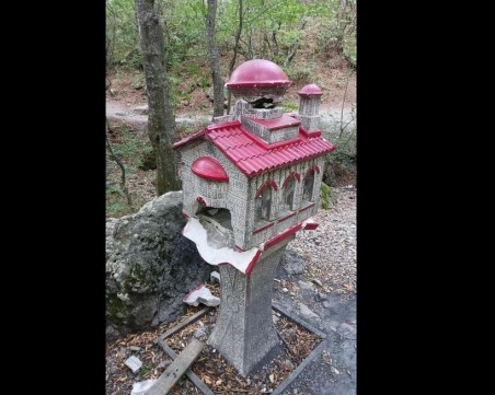 Няма граници! Вандали потрошоха мини параклис в гората