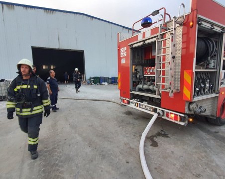 Пожар пламна в пункт за разделно събиране на вторични суровини в Царацово