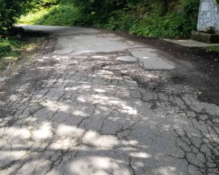 Стартира подписка за спешен ремонт на пътя между Розово и летовище Розовски вриз