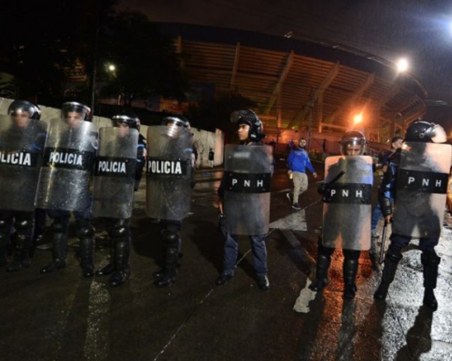 Трима фенове загинаха след дерби в Хондурас