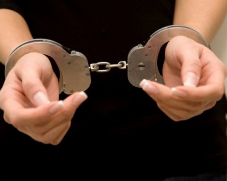 Задържаха 29-годишна жена за кражба на телефон от магазин в Пловдив