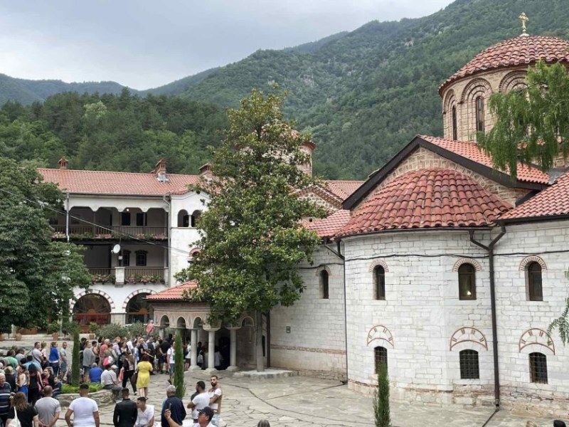 Хиляди християни се стичат днес в Бачковския манастир