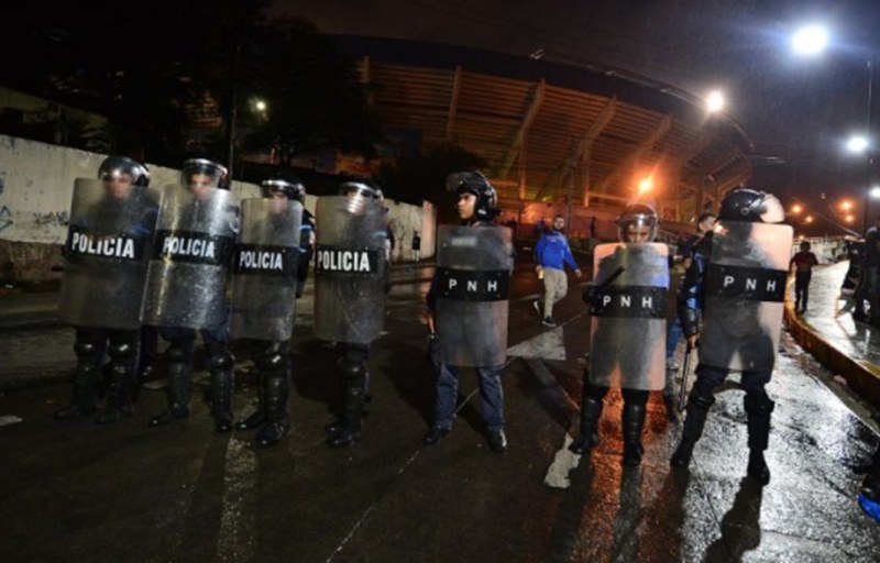 Трима фенове загинаха след дерби в Хондурас