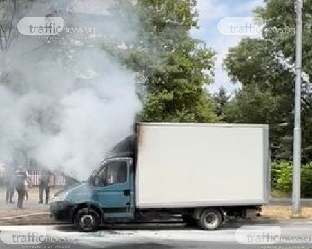 Бус се запали на оживен булевард в Пловдив, огнеборци го гасят