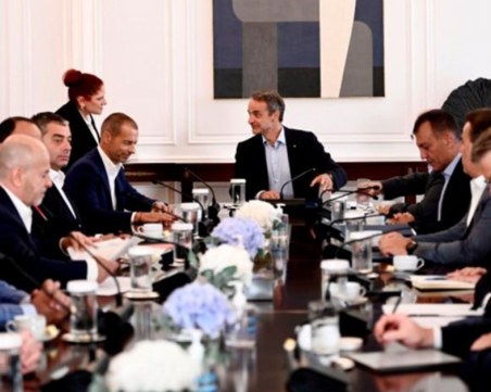 Гръцкият премиер Мицотакис иска закриване на фенклубовете в страната