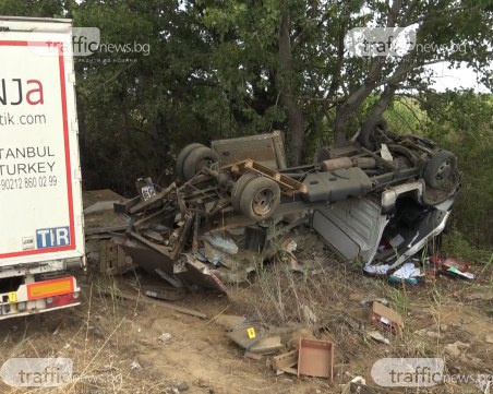 Микробусът, в който загина 33-годишен мъж на АМ 