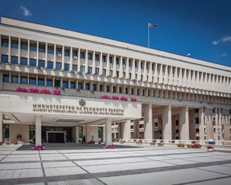 МВнР: Двама от задържаните български граждани във Великобритания са били членове на СИК